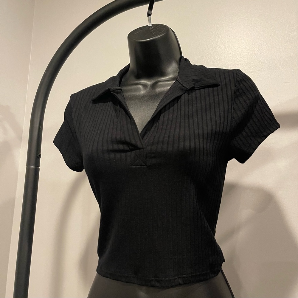 Size S Black Collared Crop Top w/ V neck